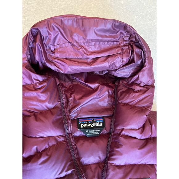 Patagonia Women’s XS Down Sweater Hoody Pullover dark currant puffy puffer coat - Picture 8 of 12
